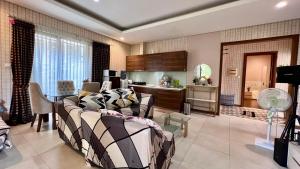 Posezení v ubytování Vimala Hills Villa & Resort Megamendung Puncak