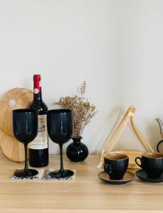 Della Luna Tam Cốc في نينه بينه: زجاجة من النبيذ وكأسين على الطاولة