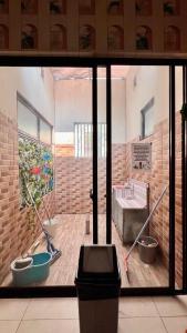 Koupelna v ubytování Vimala Hills Villa & Resort Megamendung Puncak