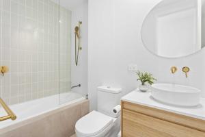 une salle de bain avec un lavabo, des toilettes et une baignoire dans l'établissement Haven On Hooper, à Gold Coast 19 autres photos
