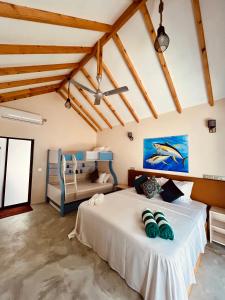 Postel nebo postele na pokoji v ubytování Manta Stay Thoddoo, Maldives
