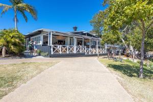 Un bâtiment avec des personnes assises à l'extérieur dans l'établissement Haven On Hooper, à Gold Coast