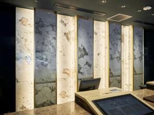 Habitación con una pared cubierta de mármol. en Hotel Villa Fontaine Tokyo-Kayabacho, en Tokio