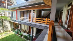 an external view of a house with a balcony at Toraja Banua Hotel in Rantepao