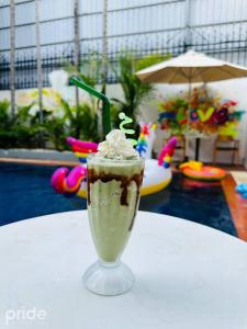 プノンペンにあるPride Resort Cambodiaのテーブルの上に置いたグラスにホイップクリームを入れたドリンク