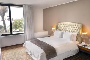 Łóżko lub łóżka w pokoju w obiekcie NM Lima Hotel