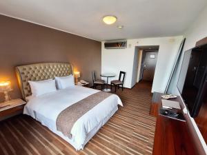 Telewizja i/lub zestaw kina domowego w obiekcie NM Lima Hotel