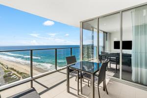 uma sala de jantar com vista para o oceano em Rhapsody Resort - Official em Gold Coast