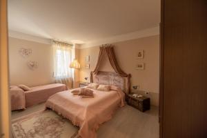 a bedroom with a large bed and a couch at Appartamento Biancospino in Abbadia San Salvatore