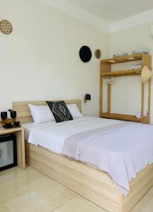 1 dormitorio con 2 camas y TV en Della Luna Tam Cốc, en Ninh Binh