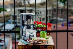 a blender sitting on a table with a plate of food at Casa Uxmal de Taxco in Taxco de Alarcón