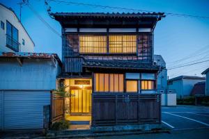 an asian house with an asian roof at Hisago in Kanazawa