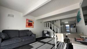 ein Wohnzimmer mit einem Sofa und einem Tisch in der Unterkunft Gables Lakefront Resort in Taupo