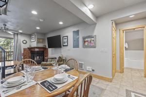 ein Esszimmer und ein Wohnzimmer mit Tisch und Stühlen in der Unterkunft SNOW FLOWER 072 condo in Park City