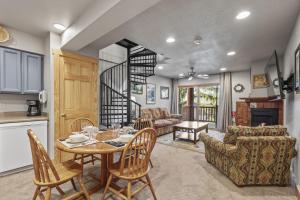 eine Küche und ein Wohnzimmer mit Tisch und Stühlen in der Unterkunft SNOW FLOWER 072 condo in Park City