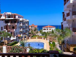 - une vue depuis le balcon d'un immeuble avec piscine dans l'établissement Luxury duplex with private pool - Sea view and Fast wifi, à Oued Laou