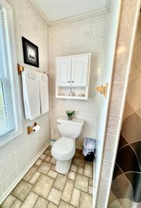 Et badeværelse på Cozy Deluxe Cottage- 397 + 6 billeder