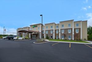 Un hotel con un estacionamiento enfrente. en Holiday Inn Express Canandaigua by IHG, en Canandaigua
