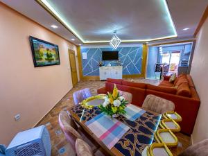 - un salon avec un canapé et une table dans l'établissement Luxury duplex with private pool - Sea view and Fast wifi, à Oued Laou