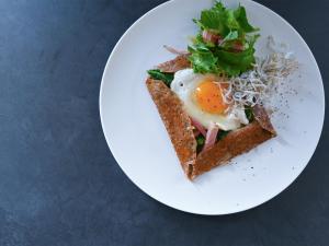 une assiette de nourriture avec un œuf au-dessus dans l'établissement WeBase KAMAKURA, à Kamakura