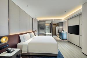 Tempat tidur dalam kamar di Crowne Plaza Xi'an Weiyang, an IHG Hotel