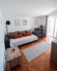 sala de estar con sofá y mesa en Apartment Manda, en Zadar
