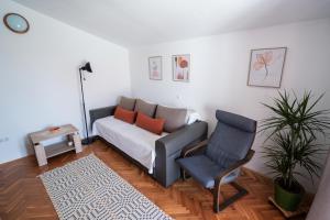 sala de estar con sofá y silla en Apartment Manda, en Zadar