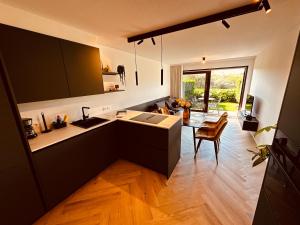een keuken met een aanrecht en een tafel in een kamer bij Studio Duinenzicht in Koksijde +28 foto's