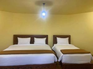 duas camas sentadas uma ao lado da outra num quarto em Hotel Nature Bromo and Resort em Pasuruan