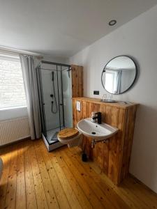 a bathroom with a sink and a toilet and a mirror at Gasthof zum goldenen Schiff Anreise 24 7 digitale Rezeption Gratis Parkplatz in Marktbreit