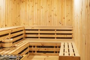 - un sauna en bois avec un banc dans l'établissement Sky Garden Resort, à Dhulikhel