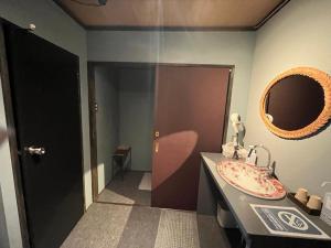 A bathroom at 遊廓荘