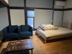 A bed or beds in a room at 遊廓荘
