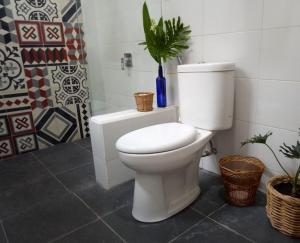 Koupelna v ubytování Guesthouse Kalitirta Yogyakarta