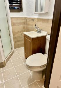 La salle de bains est pourvue de toilettes, d'un lavabo et d'une douche. dans l'établissement 3 Bedrooms, Boardwalk Duplex Beachblock Home!, à Atlantic City