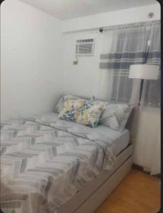 Кровать или кровати в номере Arezzo Condo buhangin City Davao