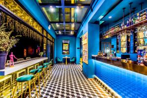 西安何夜青年旅行酒店(西安钟楼地铁站店)的一间拥有蓝色墙壁的酒吧和一个游泳池