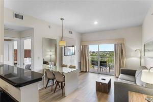Ruang duduk di Premier Resort Condos Near Disney & Universal