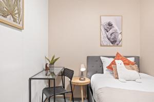 una camera da letto con un letto e un tavolo di vetro di Cozy Single Room in Pymble - Quaint Place - Shared Bathroom a Pymble