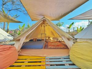 ein Zelt mit einem Bett in der Mitte in der Unterkunft TP-HOMES PHAN THIẾT in Phan Thiet