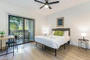 ein Schlafzimmer mit Bett, Schreibtisch und Fenster in der Unterkunft 2BR CozySuites at Kierland Commons with pool #11 in Scottsdale