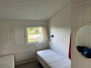 um pequeno quarto com uma janela e um banco em Beautiful Located Holiday Home In The First Row To The Beach em Haderslev