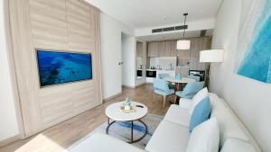 ein Wohnzimmer mit einem weißen Sofa und einem Tisch in der Unterkunft Luxury 5 Star Hotel Residence A La Carte Ha Long in Hạ Long