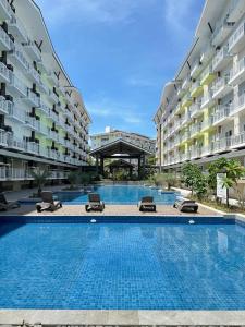 - une piscine au milieu de deux immeubles dans l'établissement 1 bedroom with balcony near airport, à Mactan