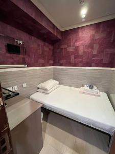 En eller flere senger på et rom på Kowloon Hostel