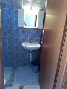 a bathroom with a sink and a mirror at Vintage House-Vori-Rent Rooms in Vóroi