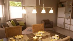 eine Küche und ein Wohnzimmer mit Tisch und Stühlen in der Unterkunft Talstation in Braunlage