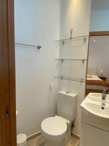 bagno bianco con servizi igienici e lavandino di Apartment Beco das Farinhas a Lisbona