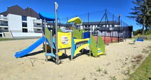 Plac zabaw dla dzieci w obiekcie Jantart Resort Słońce Jantaru by TriApart