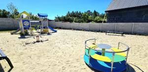 Plac zabaw dla dzieci w obiekcie Jantart Resort Słońce Jantaru by TriApart